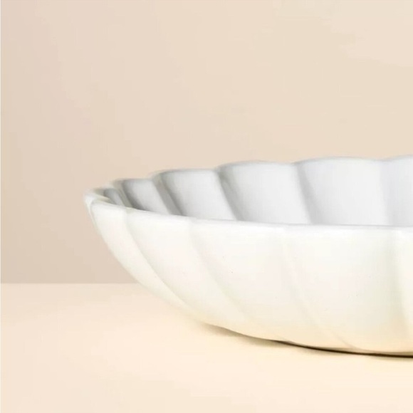 Hearth & Hand Magnolia 98oz Scalloped Edge Stoneware Serving Bowl Cream … - Picture 3 of 4